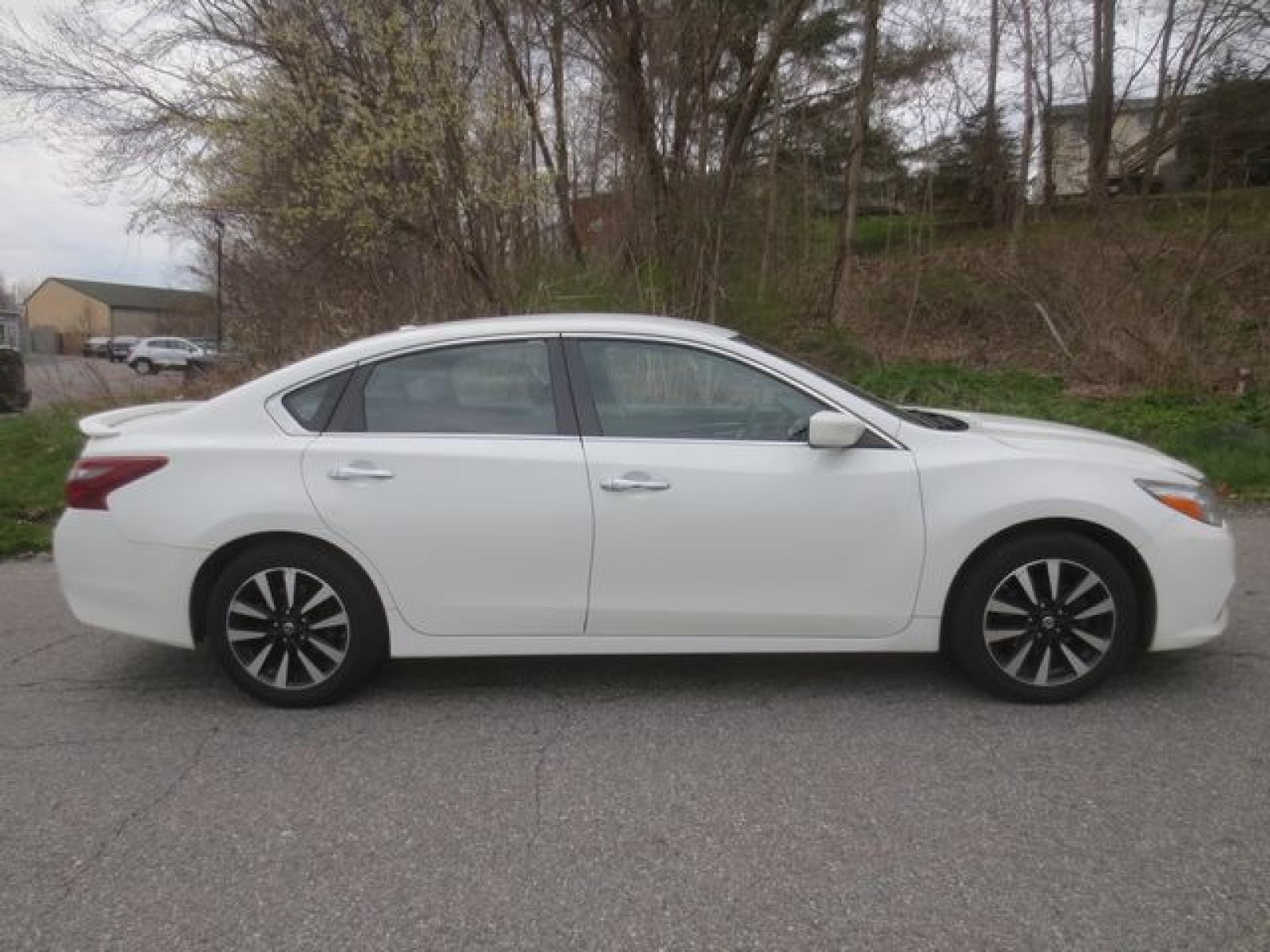 2018 White /Black Nissan Altima 2.5 (1N4AL3AP5JC) with an 2.5L L4 DOHC 16V engine, CVT transmission, located at 270 US Route 6, Mahopac, NY, 10541, (845) 621-0895, 41.349022, -73.755280 - Photo #10